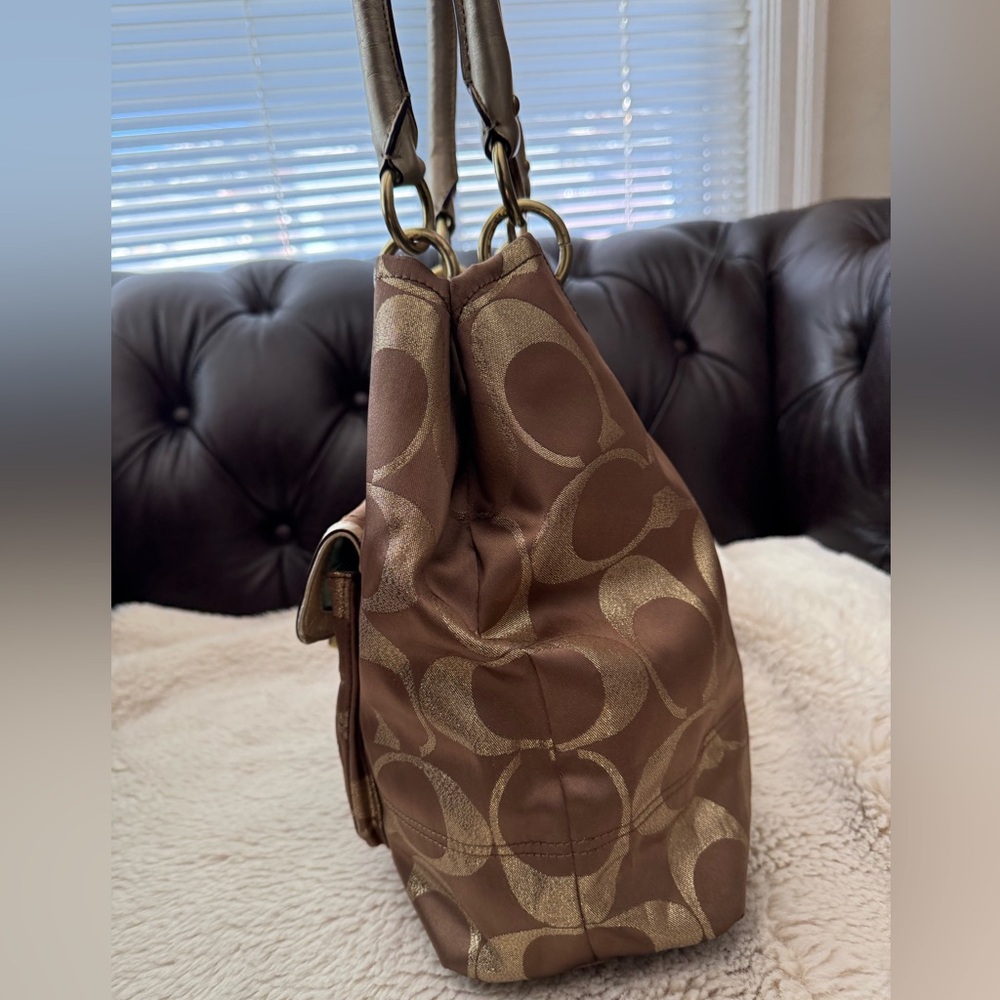 $25 TODAY ONLY ๐บ๐ธ Coach GUC Gold Brown Bag Big Interior *Pics for Minor Callouts - Picture 4 of 8
